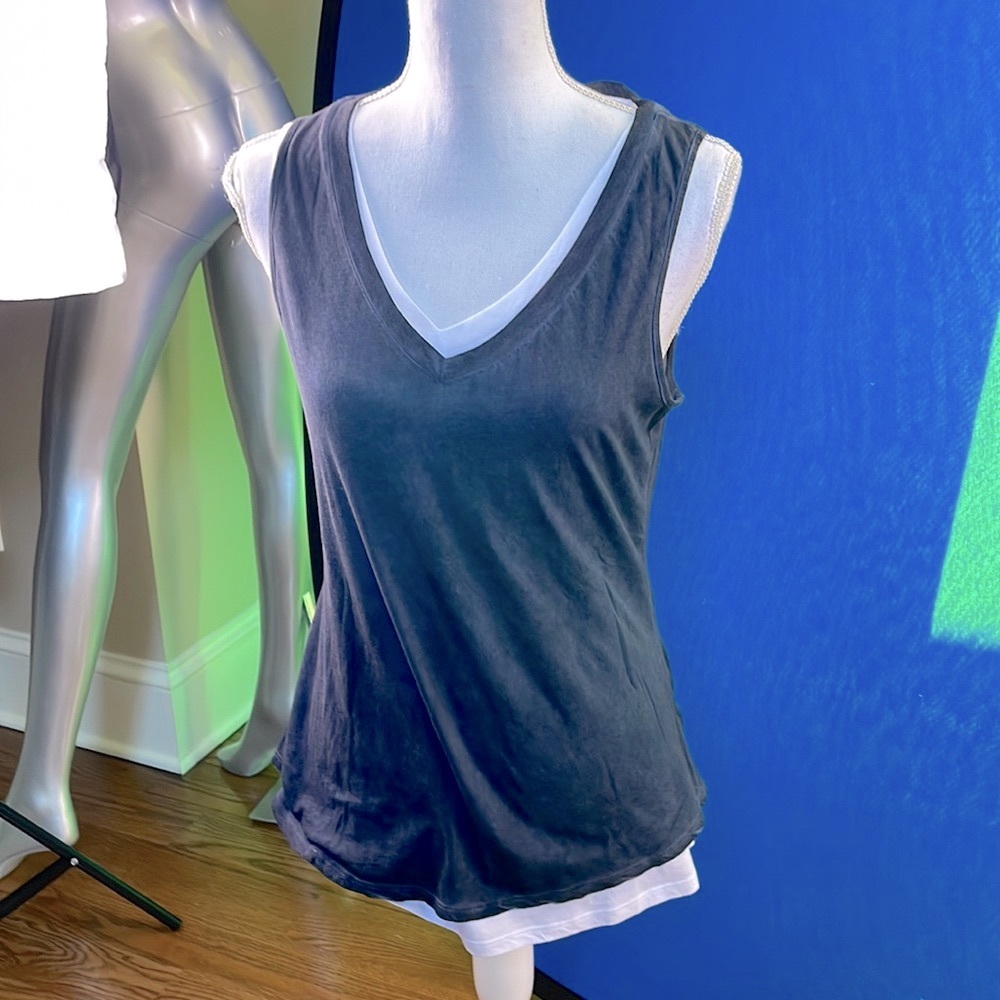 NWT Raffi double V neck tank size M